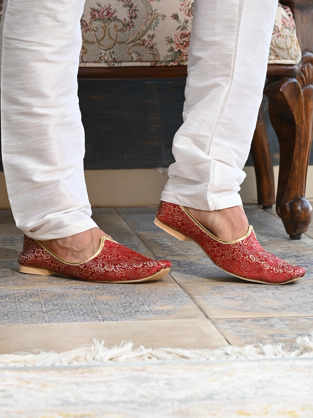 

ODETTE Men Woven Design Mojaris, Maroon