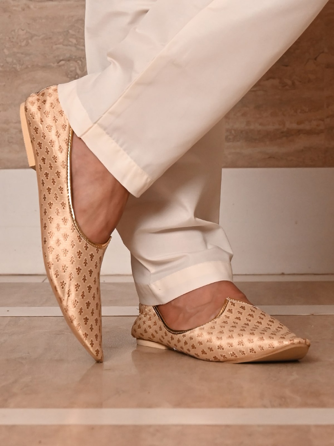 

ODETTE Men Printed Round Toe Jacquard Mojaris, Gold