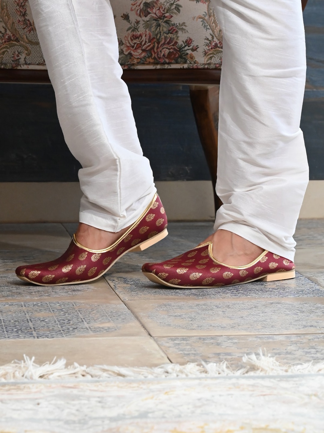 

ODETTE Men Men Woven Design Mojaris, Maroon