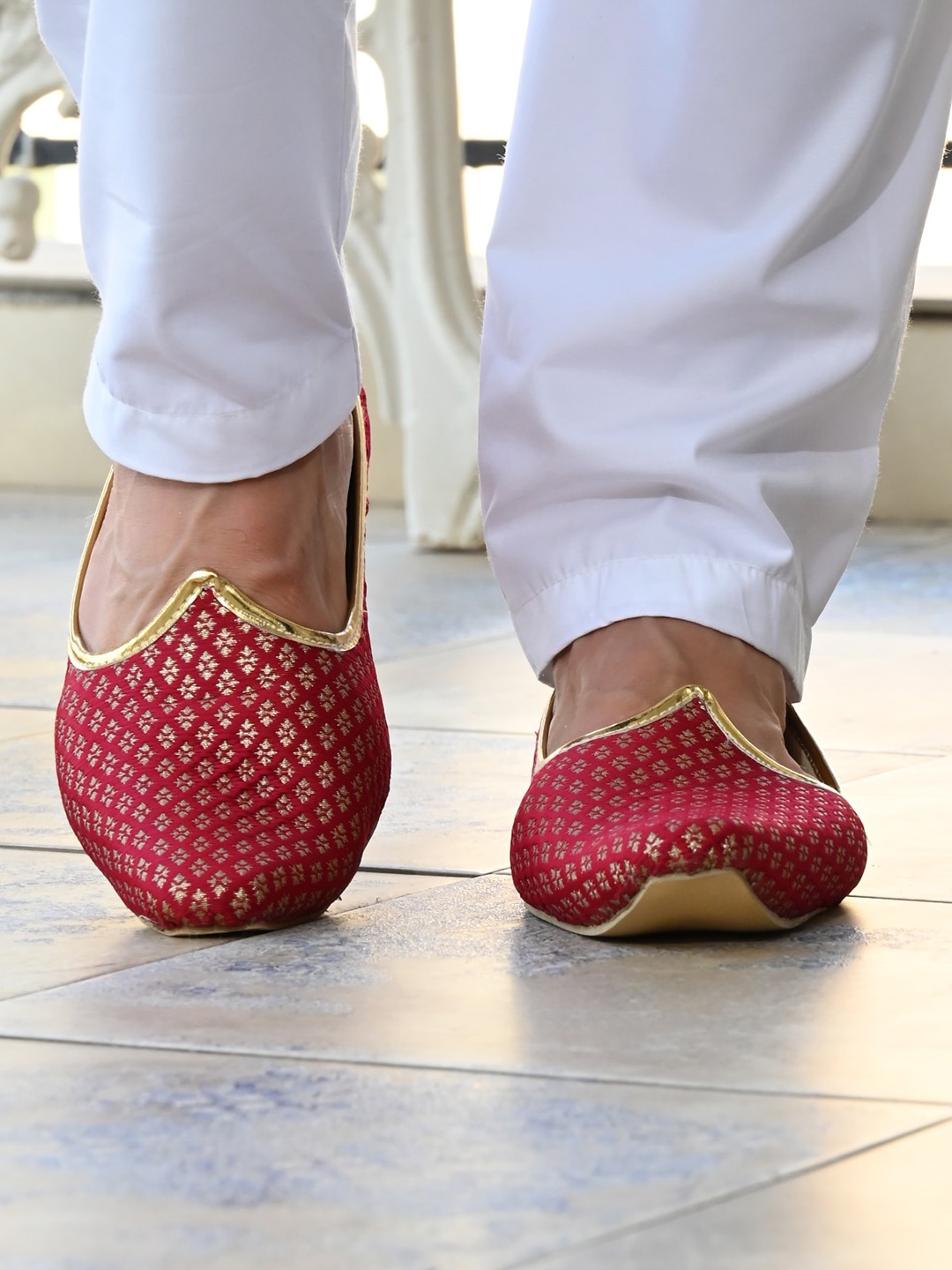 

ODETTE Men Printed Round Toe Jacquard Mojaris, Maroon