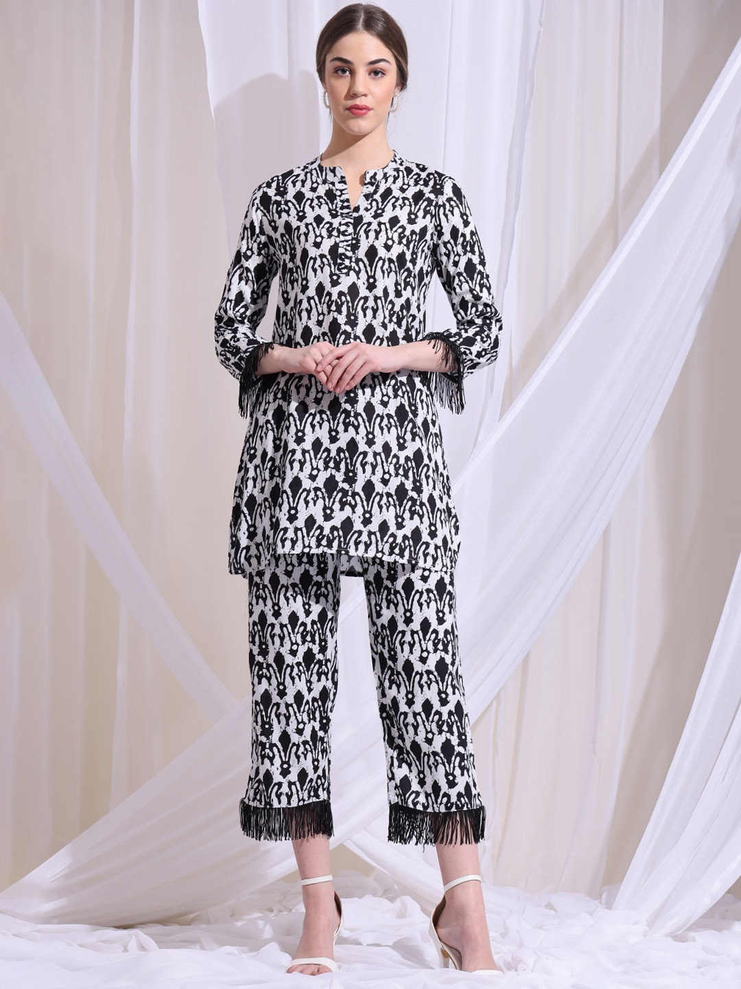 

Anouk Floral Printed Regular Kurta with Palazzos, Black