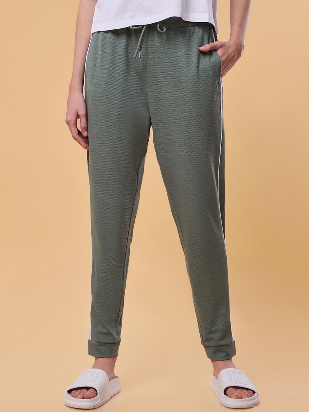 

Enamor Women Side Piping Detail Relaxed-Fit Jogger, Green