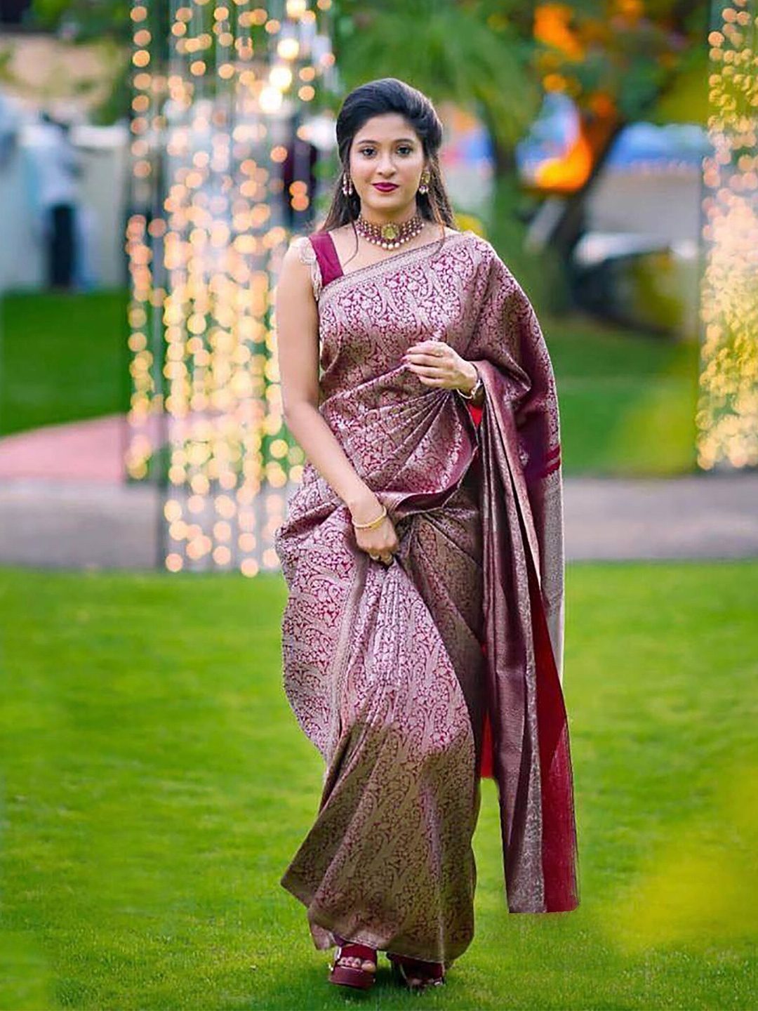 

BerMondsey Ethnic Motifs Woven Design Zari Banarasi Saree, Maroon