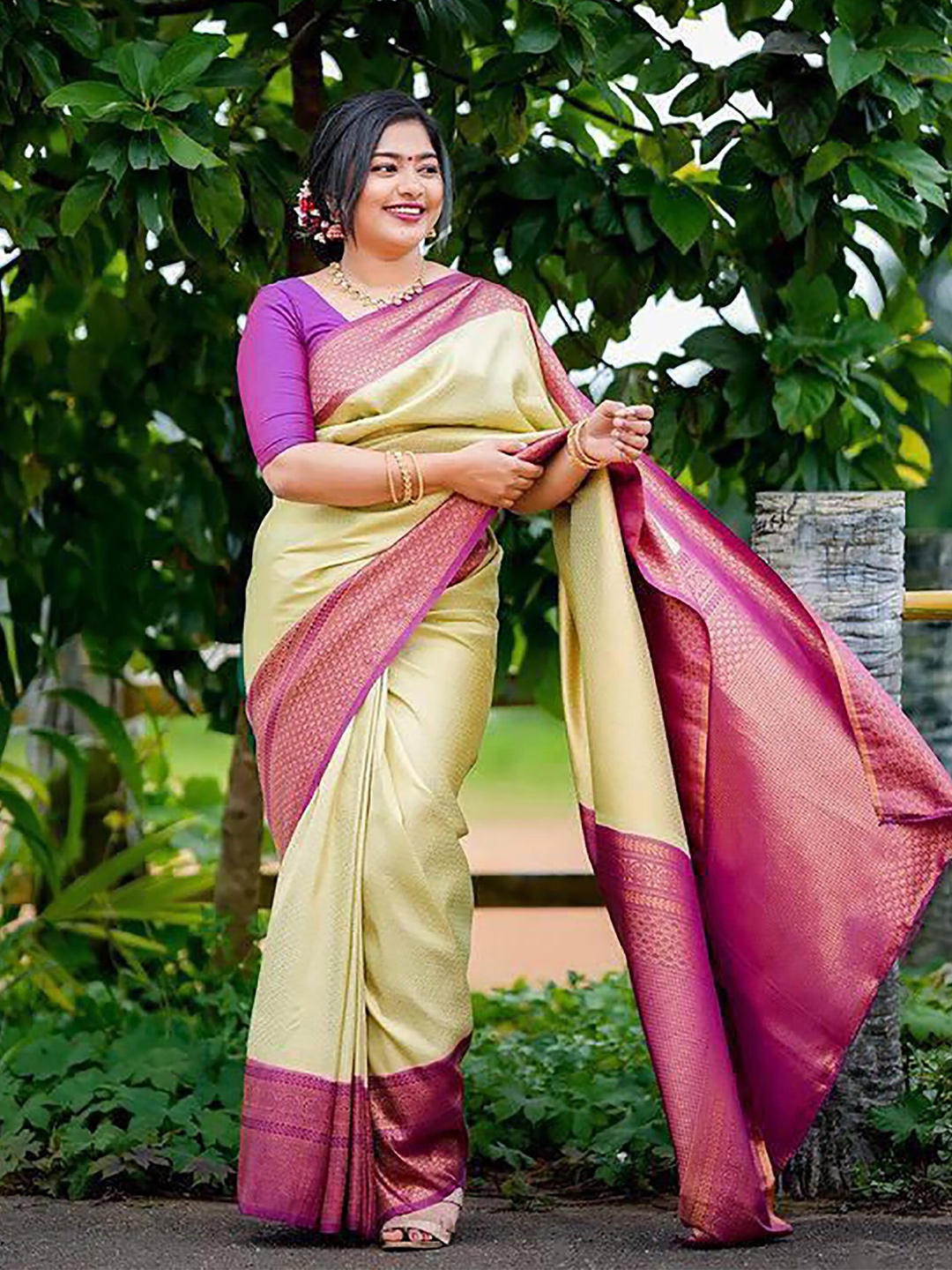 

BerMondsey Woven Design Zari Banarasi Saree, Beige