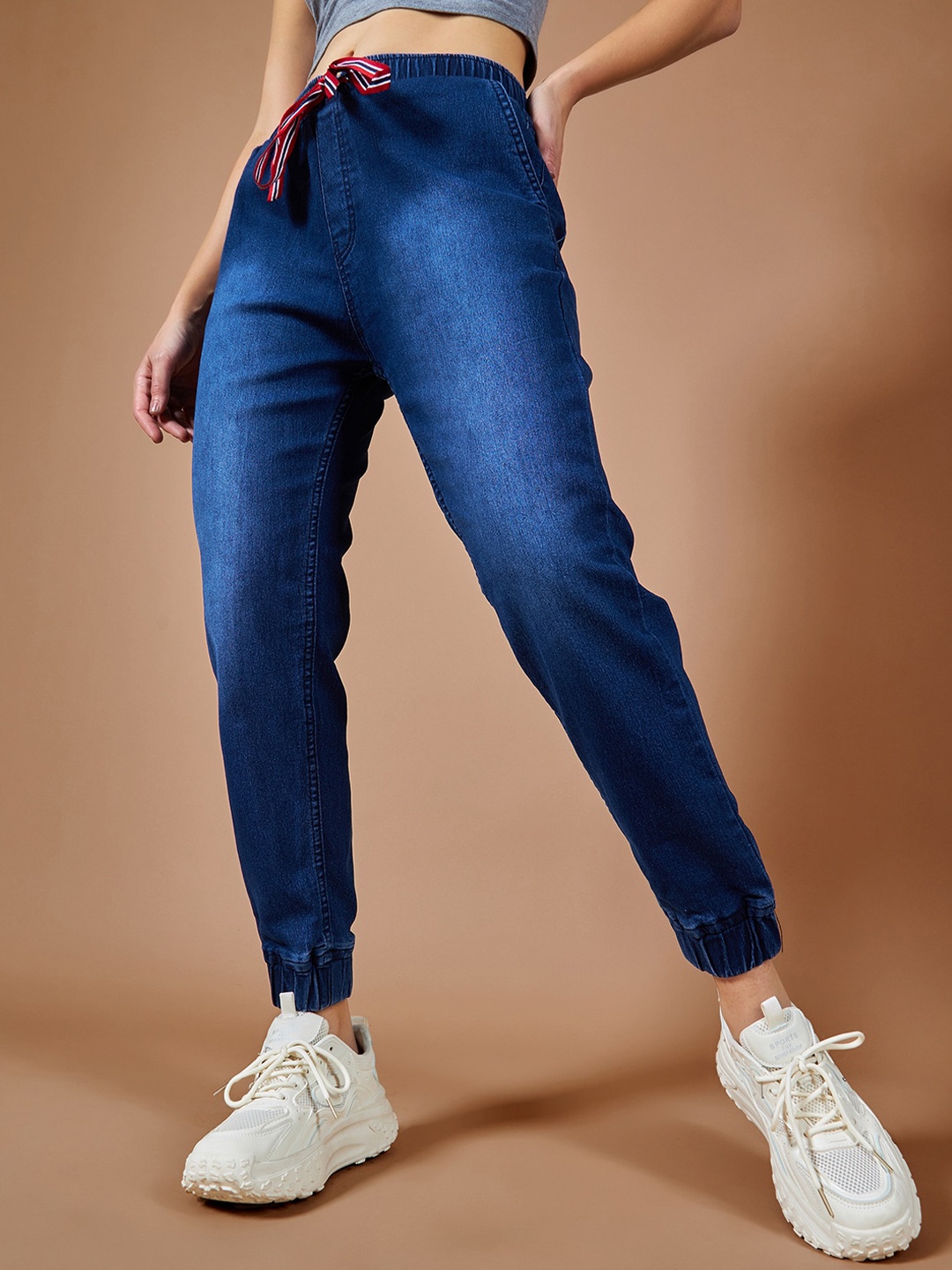 

DOLCE CRUDO Women Blue Jogger Fit Light Fade Stretchable Jeans, Navy blue