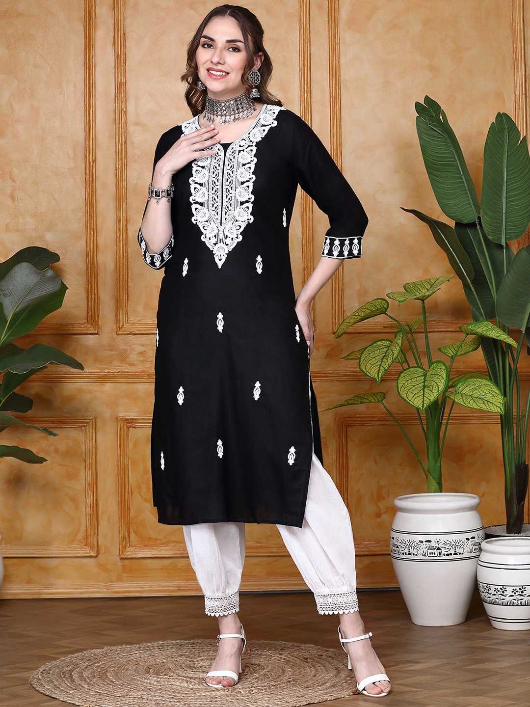 

Ishin Ethnic Motifs Embroidered Straight Kurta, Black