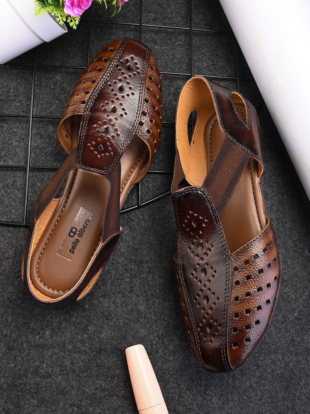 

pelle albero Women Textured Mojaris Flats, Brown