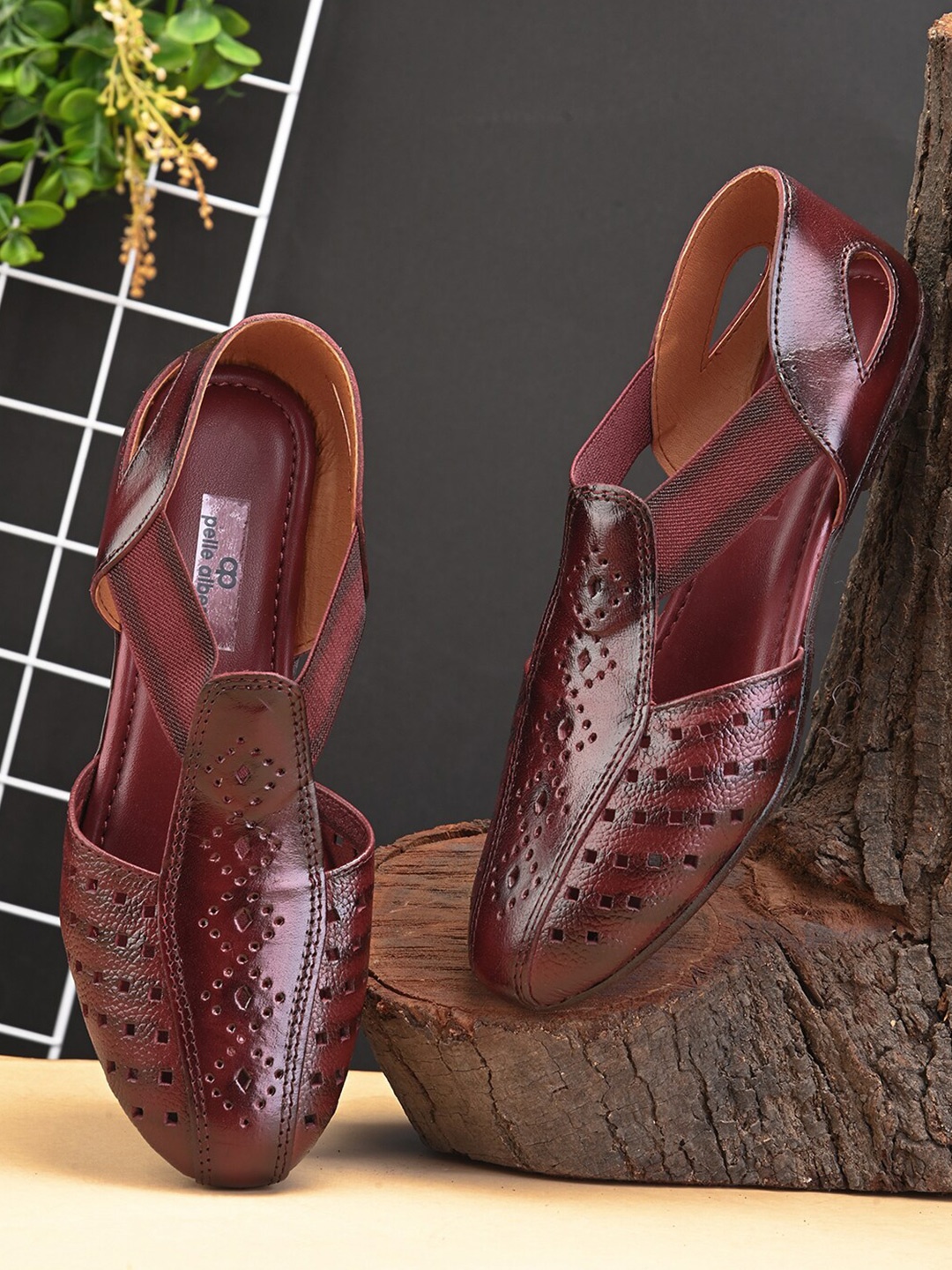 

pelle albero Women Textured Mojaris Flats, Maroon