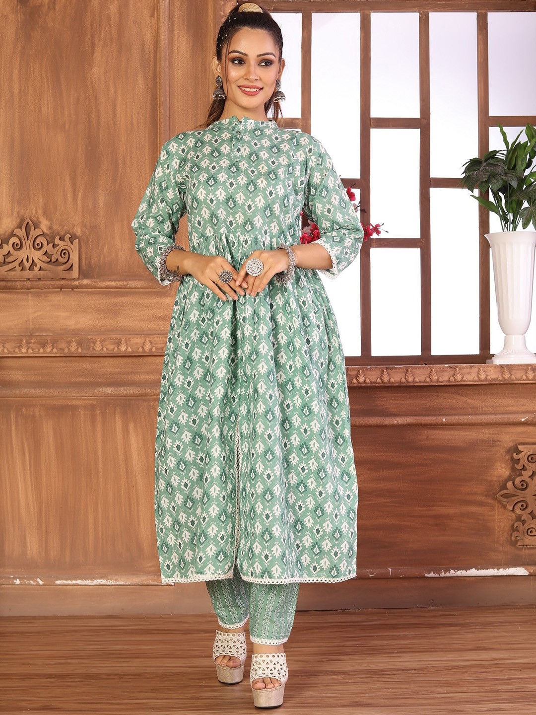 

HETVI CREATION Women Floral Printed Regular Kurta with Trousers, Blue