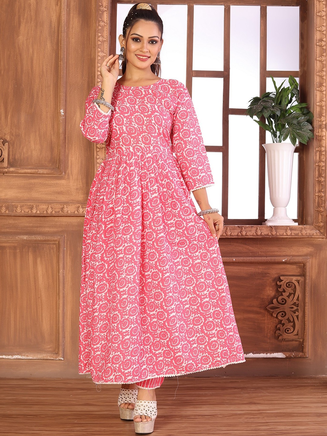 

HETVI CREATION Women Floral Printed Regular Kurta with Trousers, Pink