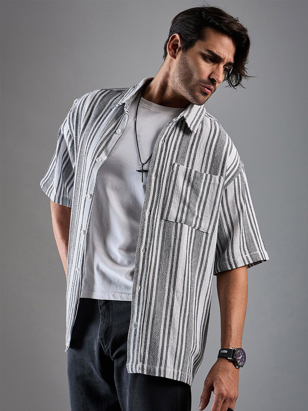 

CHIMPAAANZEE Oversized Vertical Striped Spread Collar Casual Shirt, White