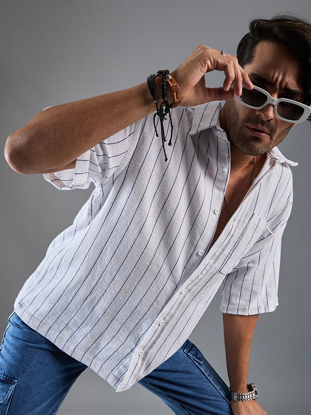 

CHIMPAAANZEE Oversized Vertical Striped Spread Collar Casual Shirt, White