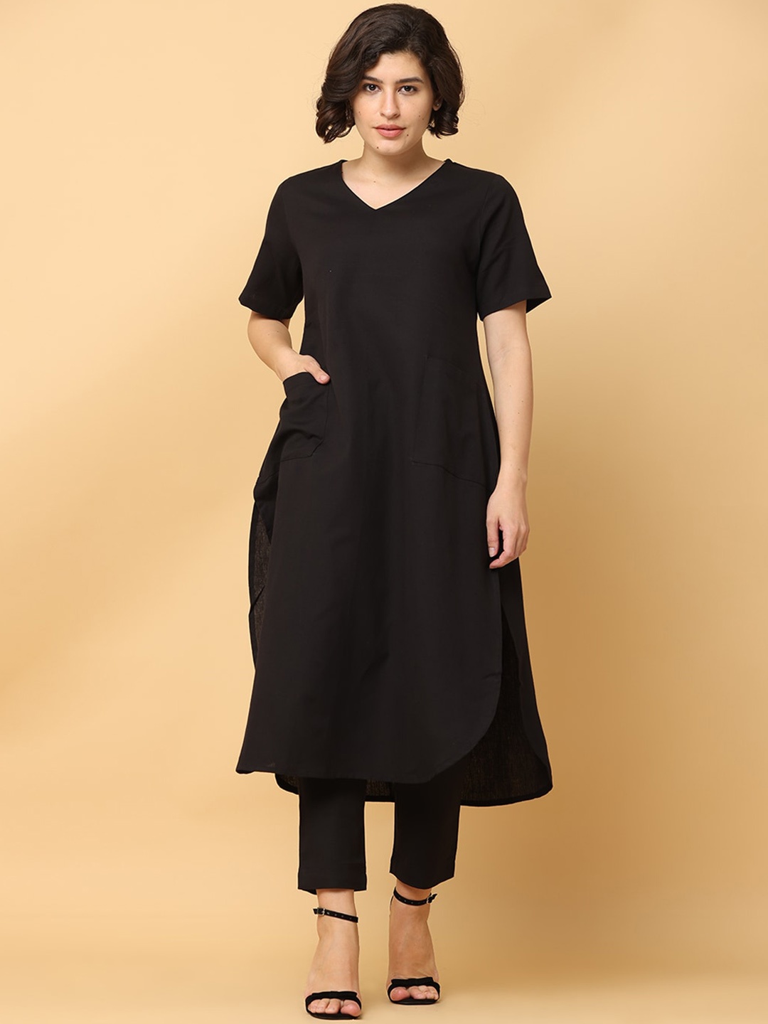 

BLACK & BLAH BLAH Relaxed Fit Solid Front Pocket Cotton Linen Monochrome Kurta