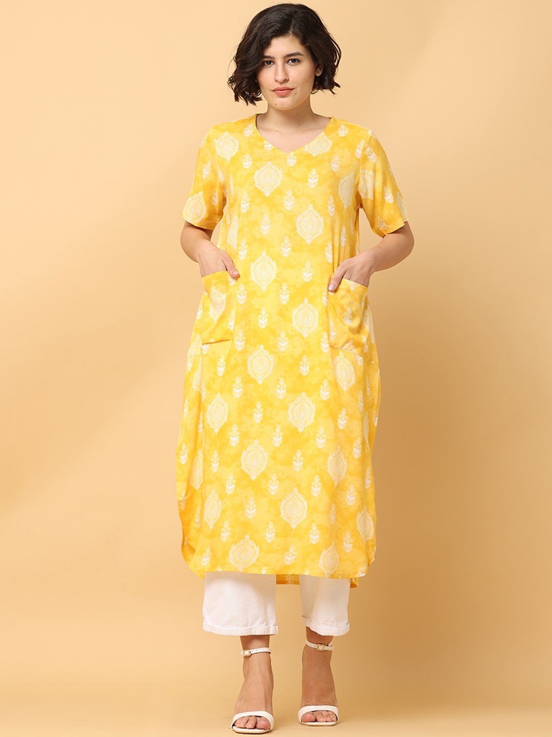 

BLACK & BLAH BLAH Relaxed Fit Floral Printed Front Pocket Liva Kurta, Yellow