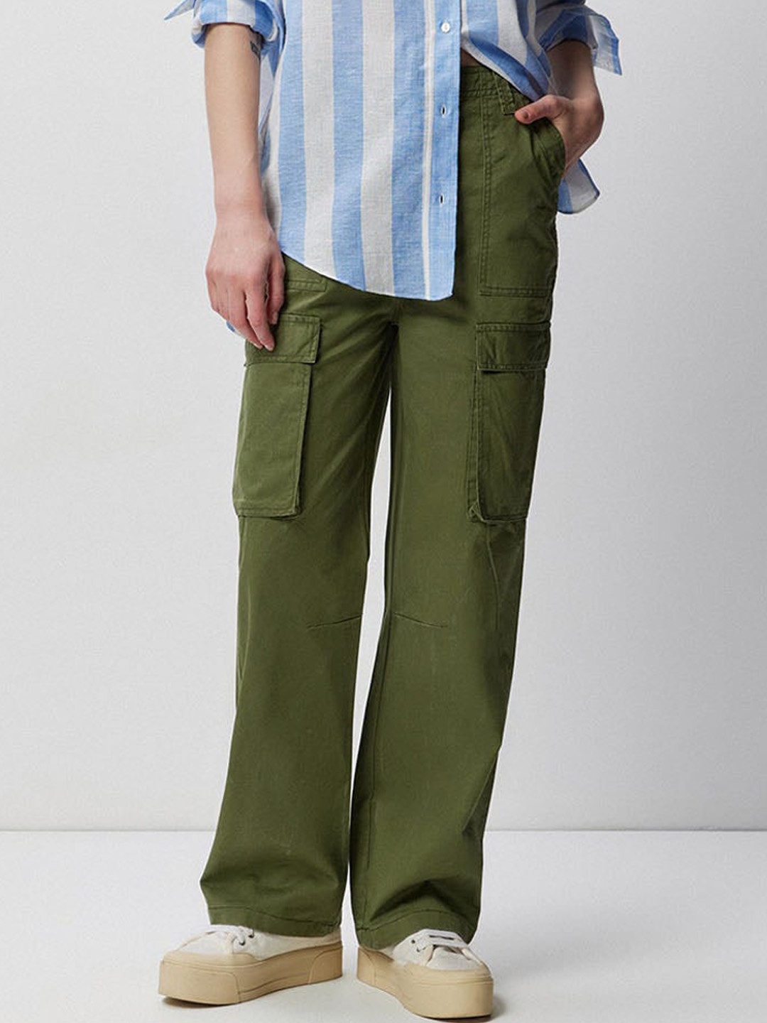 

COVER STORY Women Mid-Rise Plain Cargos Trousers, Olive