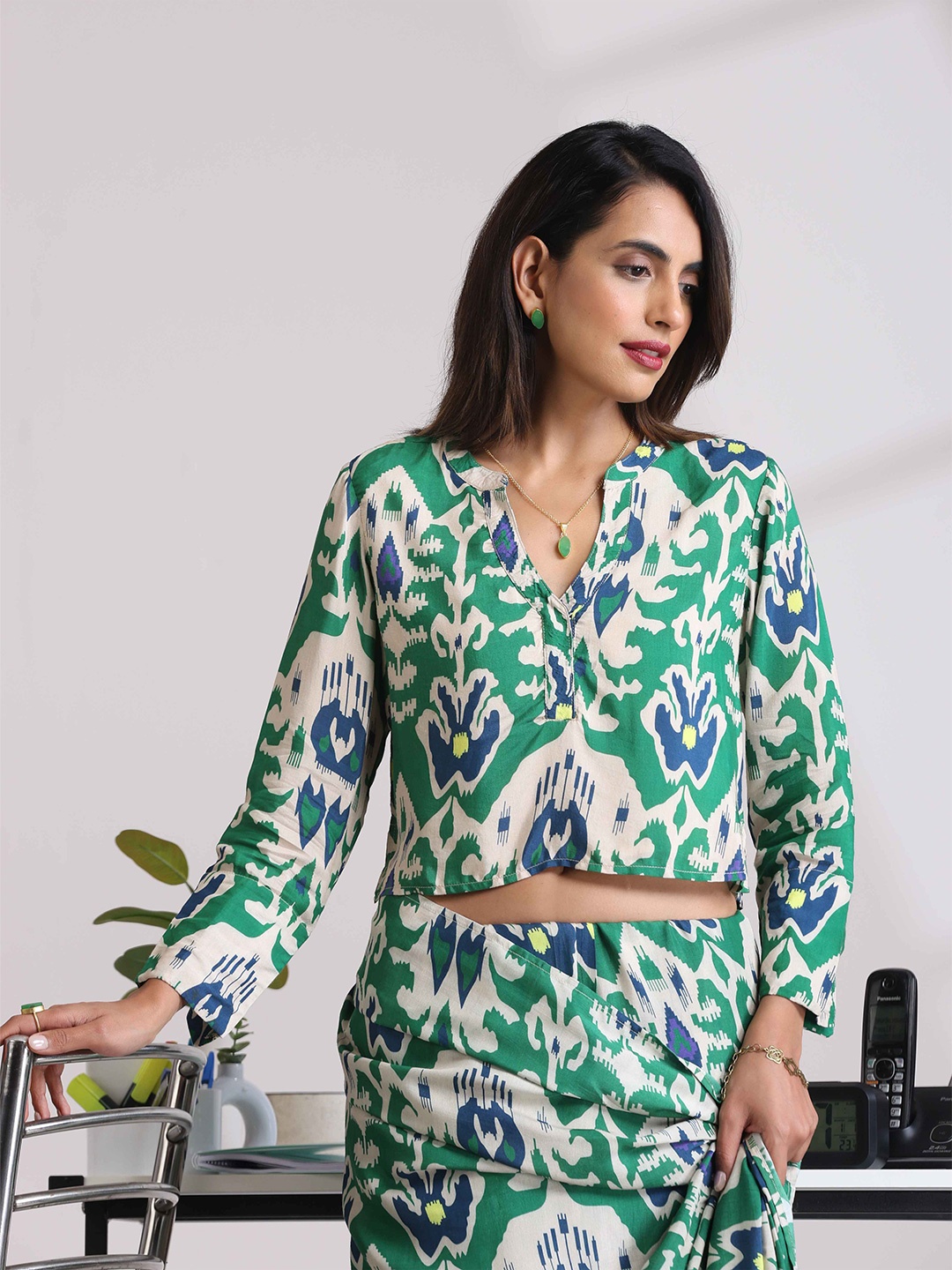

trueBrowns Printed Ikat Saree Blouse, Green