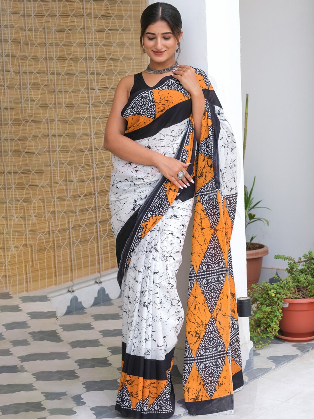 

NIKHILAM Batik Pure Cotton Block Print Saree, White