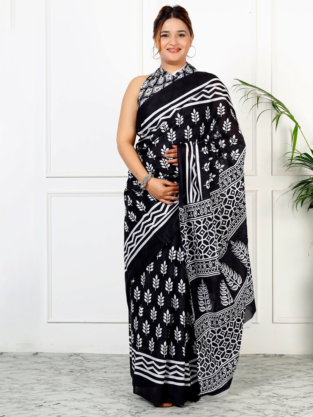 

NIKHILAM Ethnic Motifs Pure Cotton Ikat Saree, Black