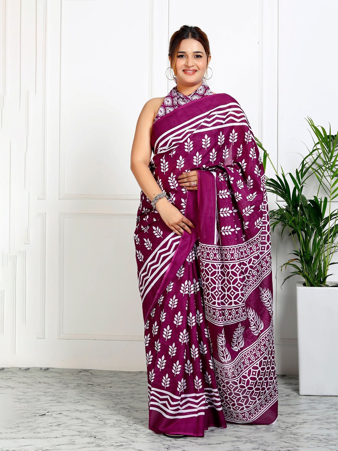 

NIKHILAM Floral Pure Cotton Block Print Saree, Maroon