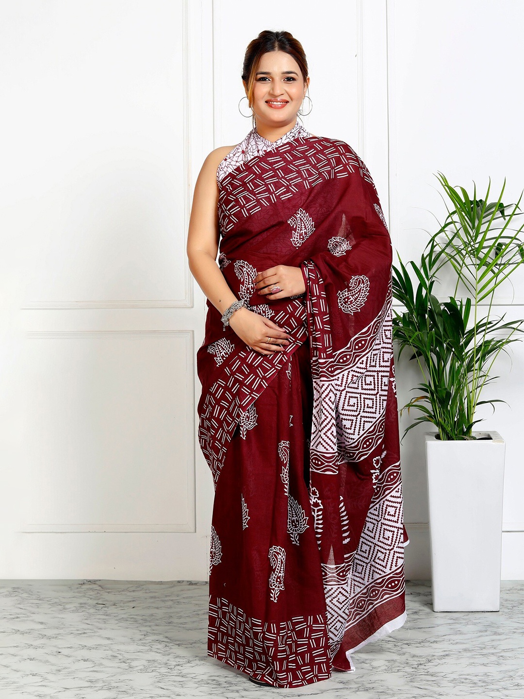 

NIKHILAM Floral Pure Cotton Block Print Saree, Maroon