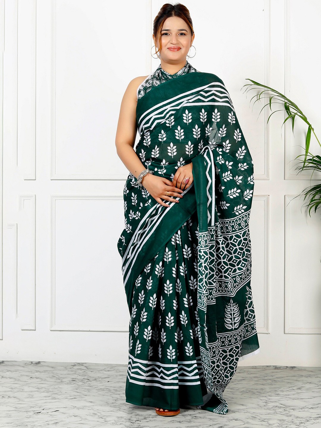 

NIKHILAM Floral Pure Cotton Ikat Saree, Green