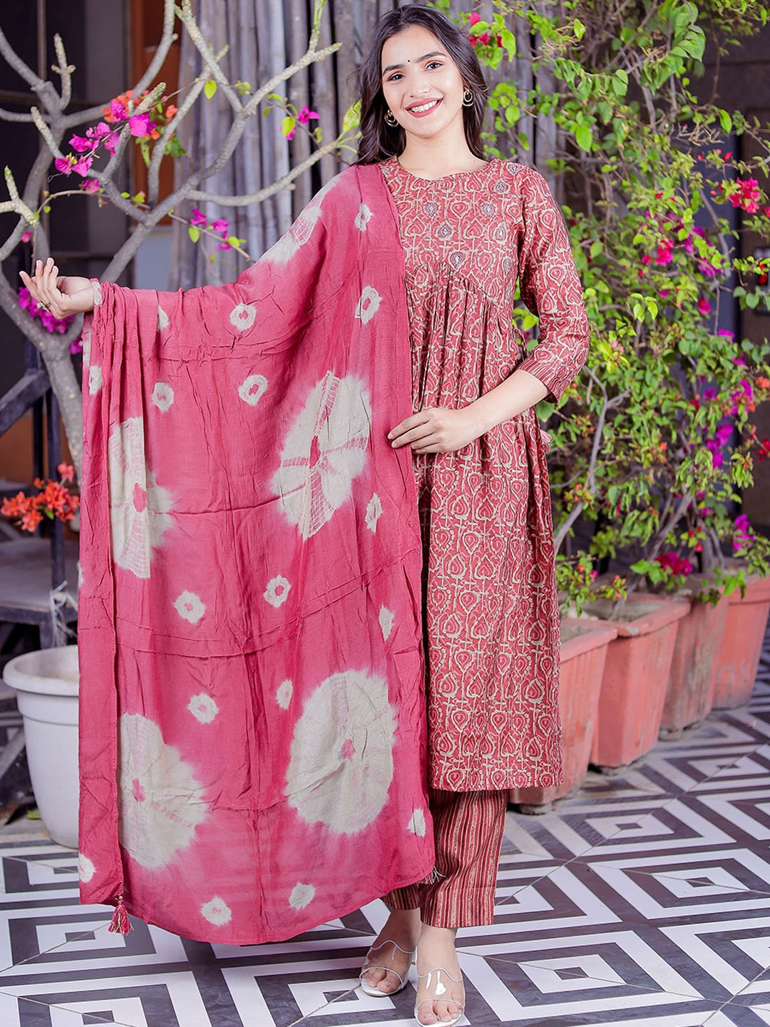 

Chandbaali Women Floral Printed Empire Thread Work Kurta with Trousers & With Dupatta, Maroon