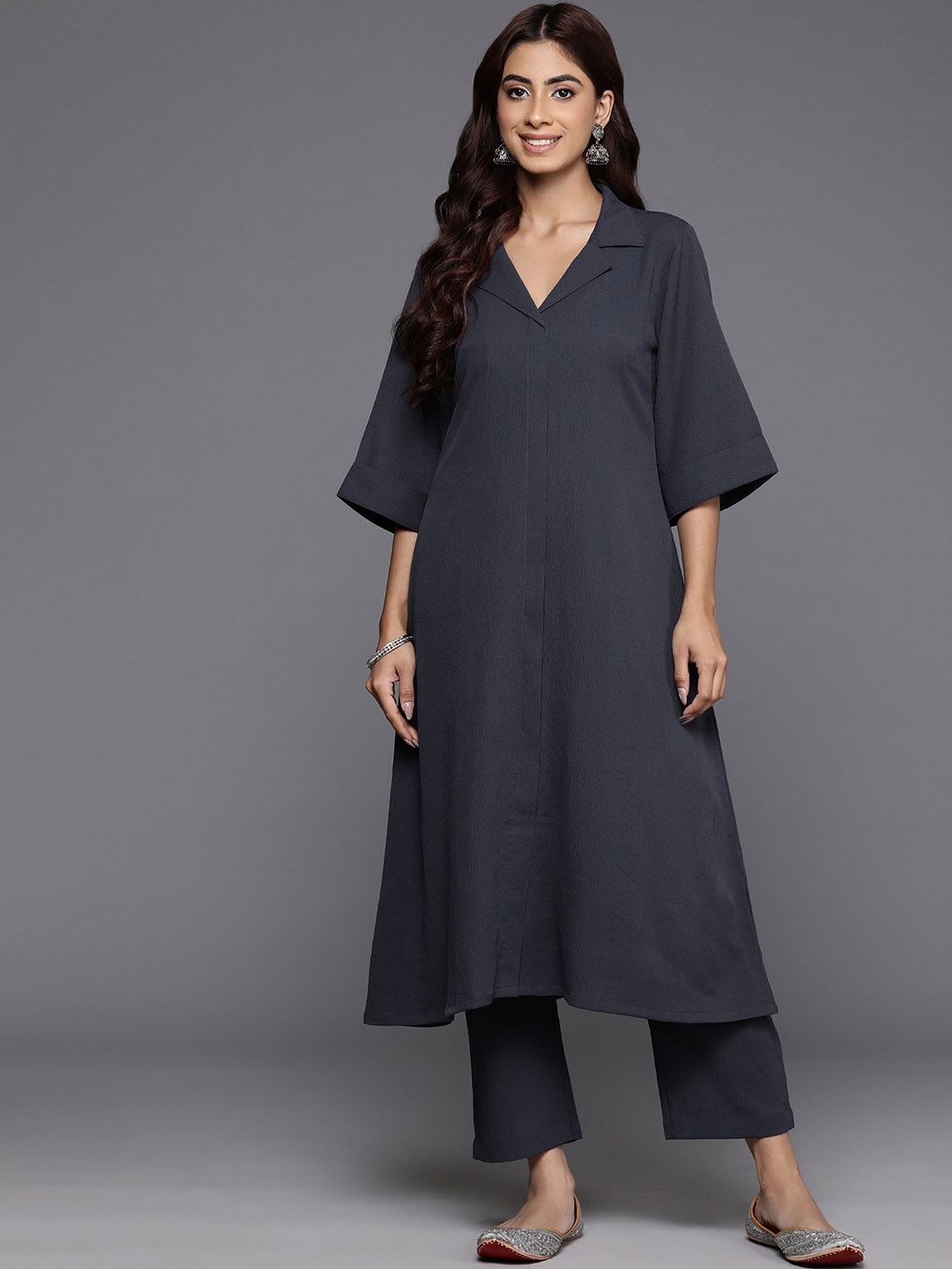 

Varanga Panelled V-Neck Flared Sleeves Kurta with Trousers, Grey