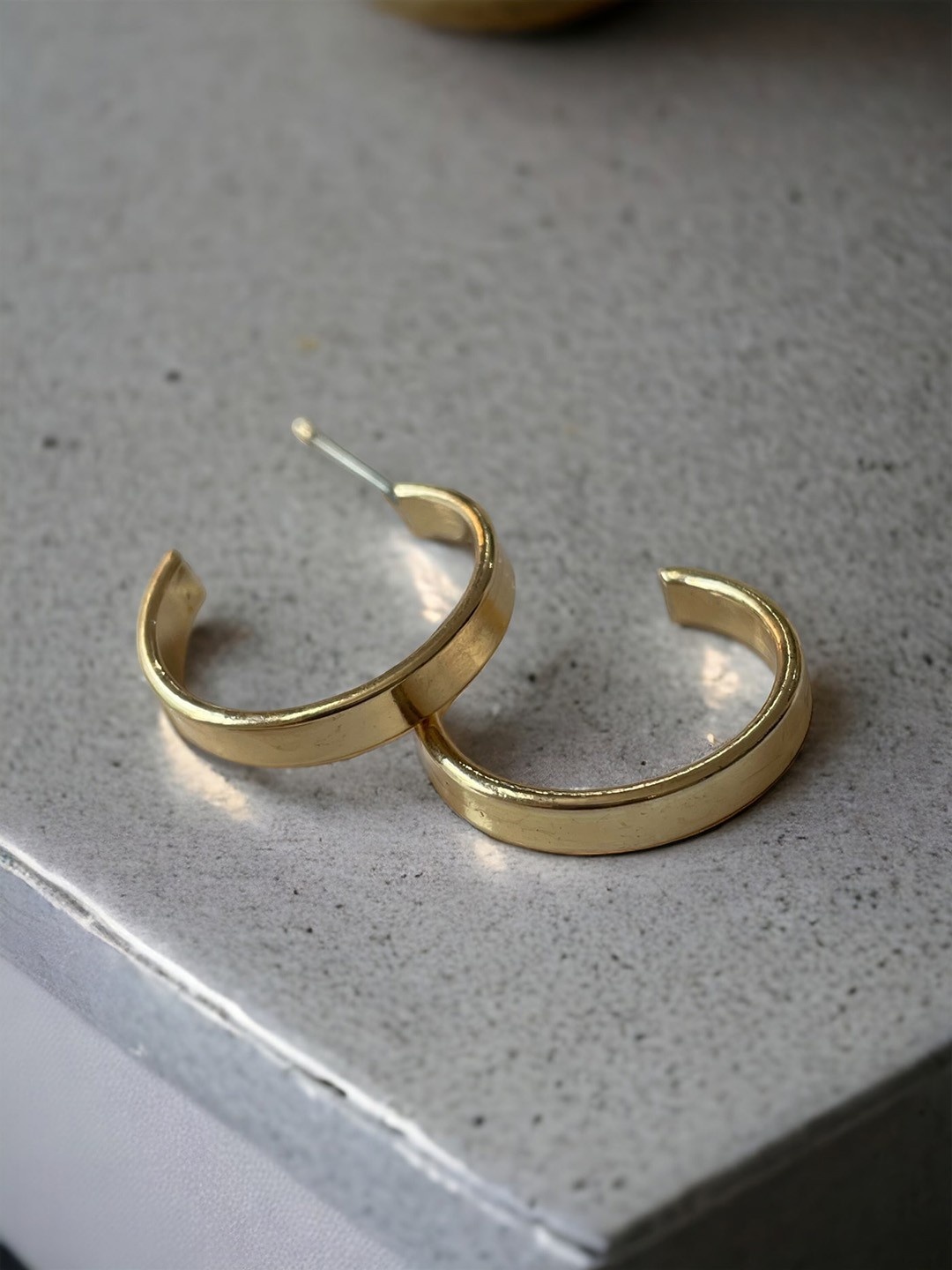 

ISHKAARA Gold-Plated Circular Half Hoop Earrings