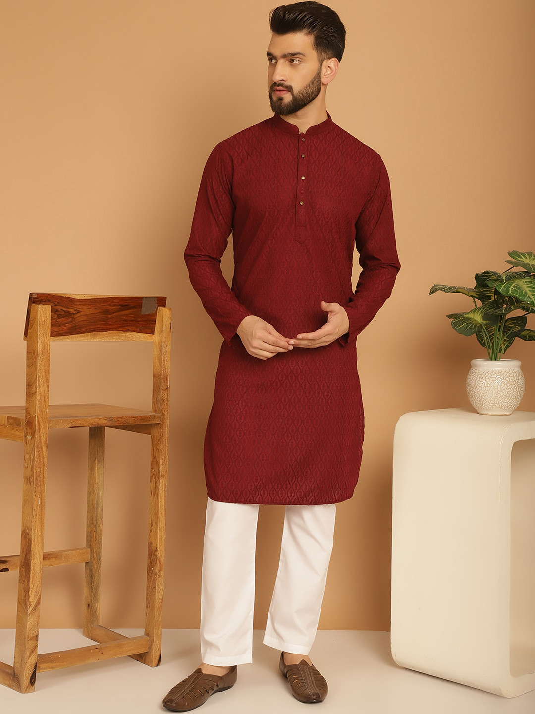 

TREEMODA Men Ethnic Motifs Embroidered Regular Chikankari Pure Cotton Kurta with Pyjamas, Maroon