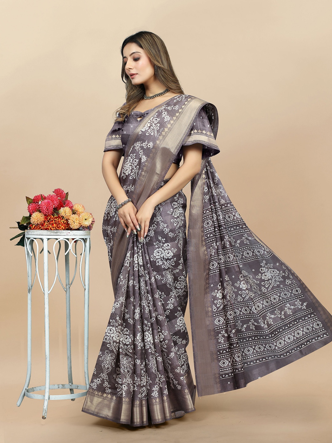 

V3 FASHION STUDIO Floral Zari Jamdani Saree, Grey