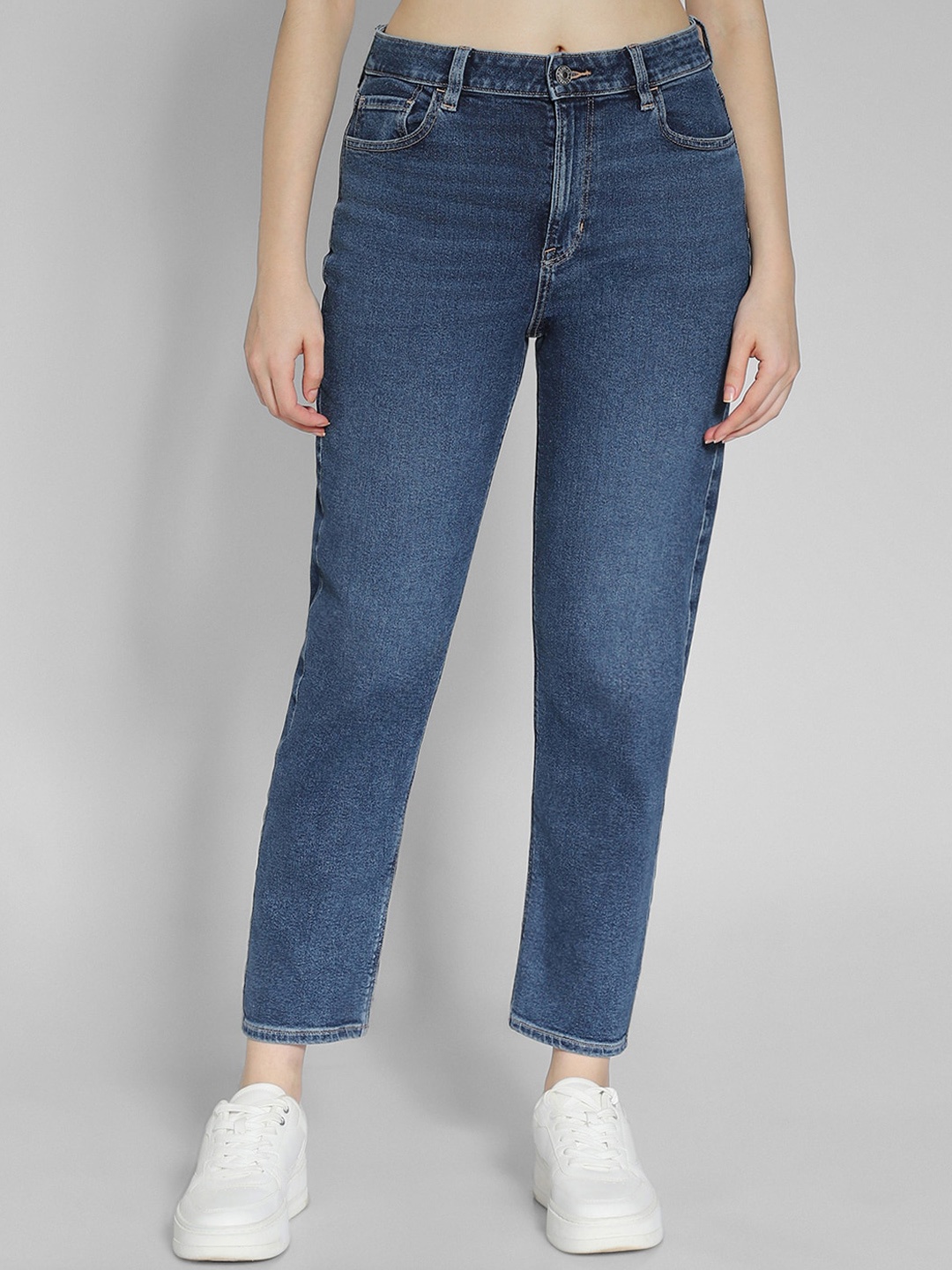 

AMERICAN EAGLE OUTFITTERS Women Mom Fit Light Fade Stretchable Jeans, Blue