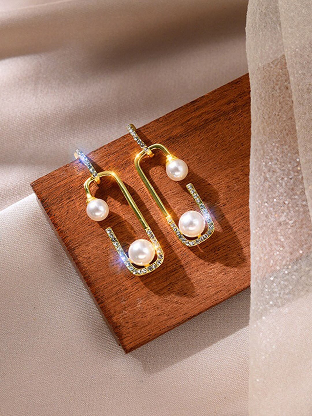 

VAGHBHATT Gold Plated Geometric Hoop Earrings