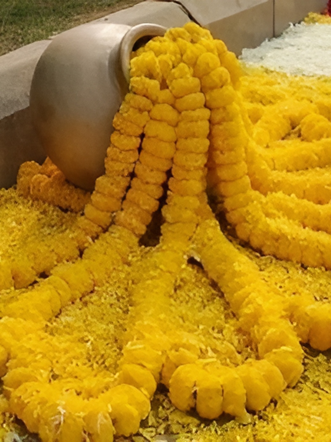 

WELL ART GALLERY Yellow 10 Pieces Marigold Artificial Flower