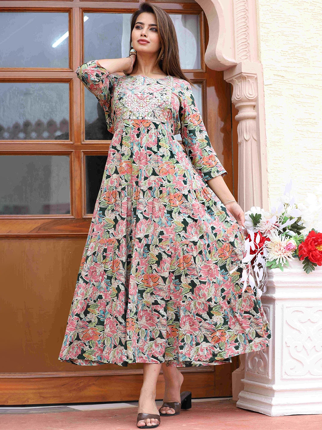 

DARVIKAA COLLECTION Women Floral Printed Thread Work Kurta, Cream