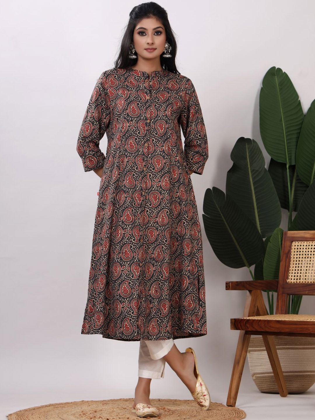 

VASVI Floral Printed Mandarin Collar A-Line Kurta, Black