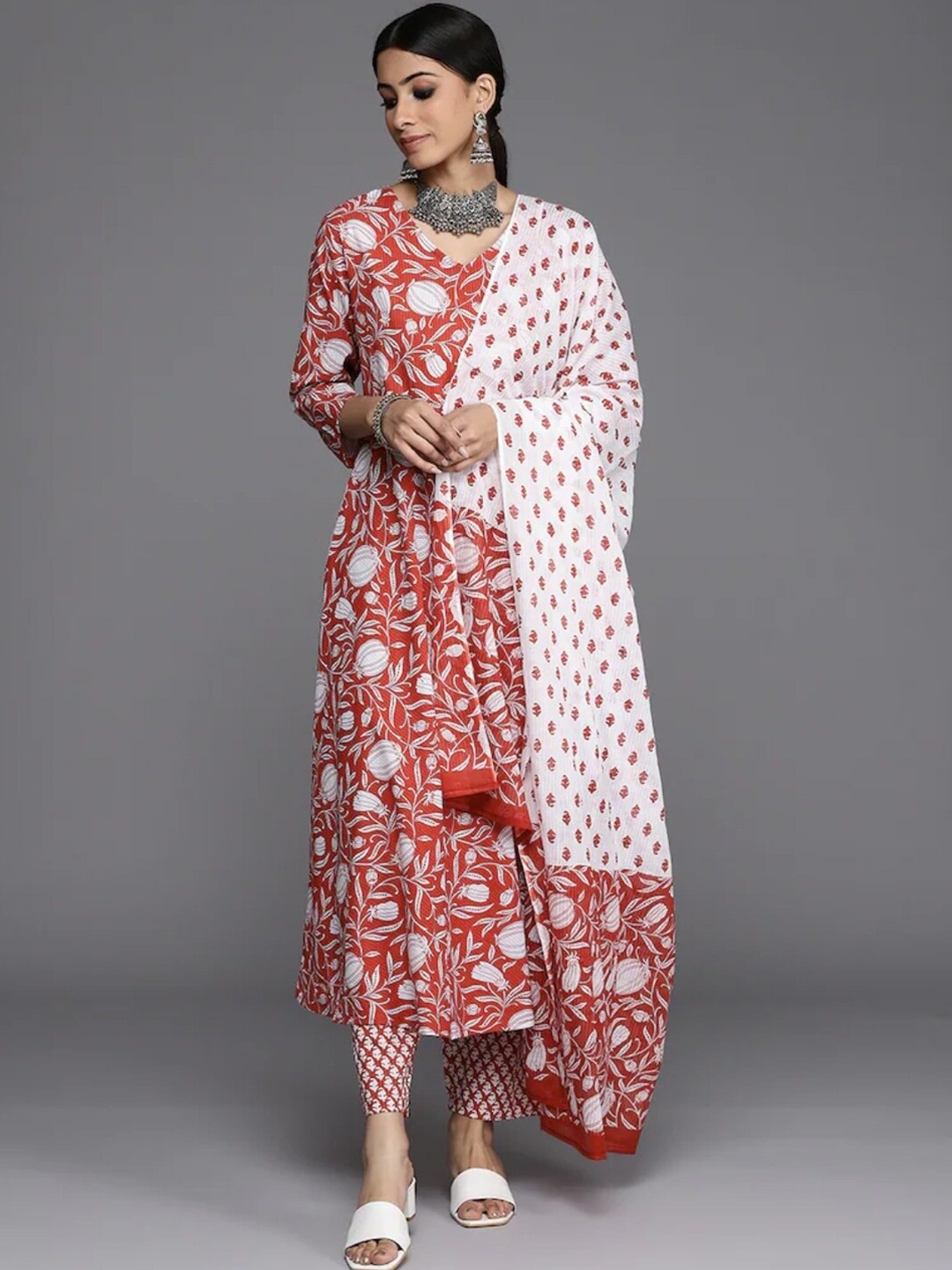 

Haute and Humble Women Floral Printed Regular Pure Cotton Kurta with Trousers & With Dupatta, Red