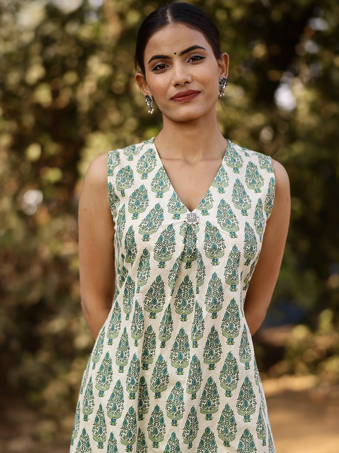 

mokshi Women Floral Printed Regular Pure Cotton Kurta with Palazzos, Beige