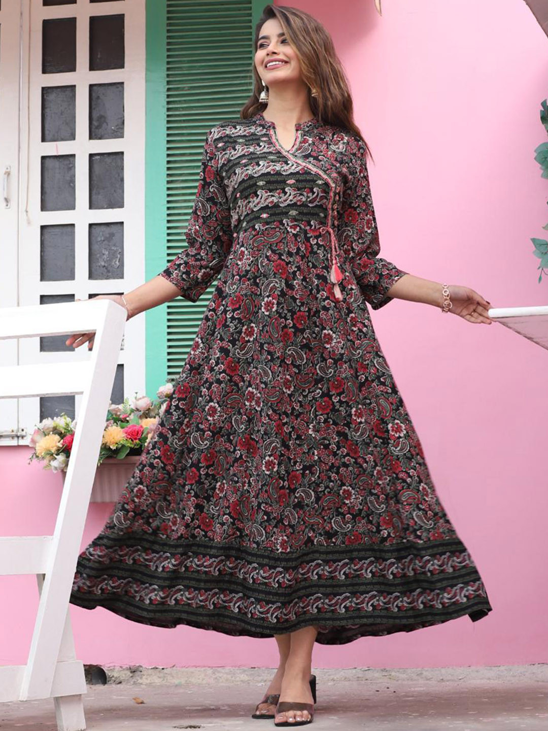 

DARVIKAA COLLECTION Women Embroidered Flared Sleeves Kurta, Black