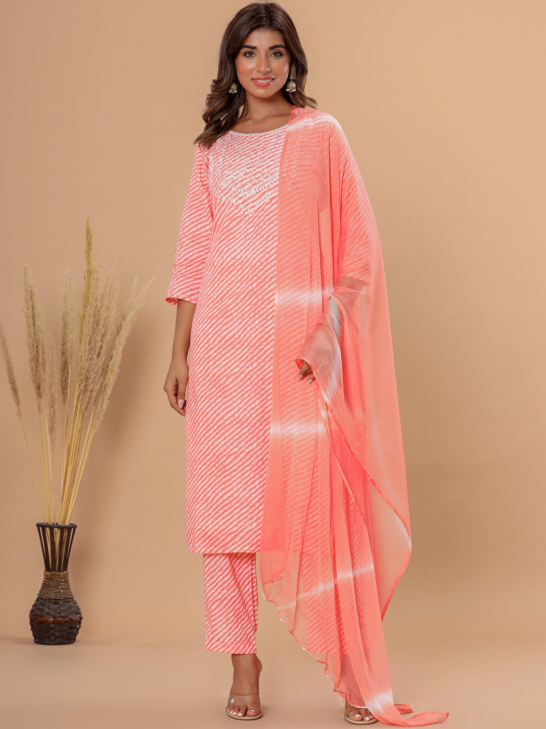 

AAYUMI Women Leheriya Printed Regular Thread Work Pure Cotton Kurta with Trousers & With Dupatta, Pink