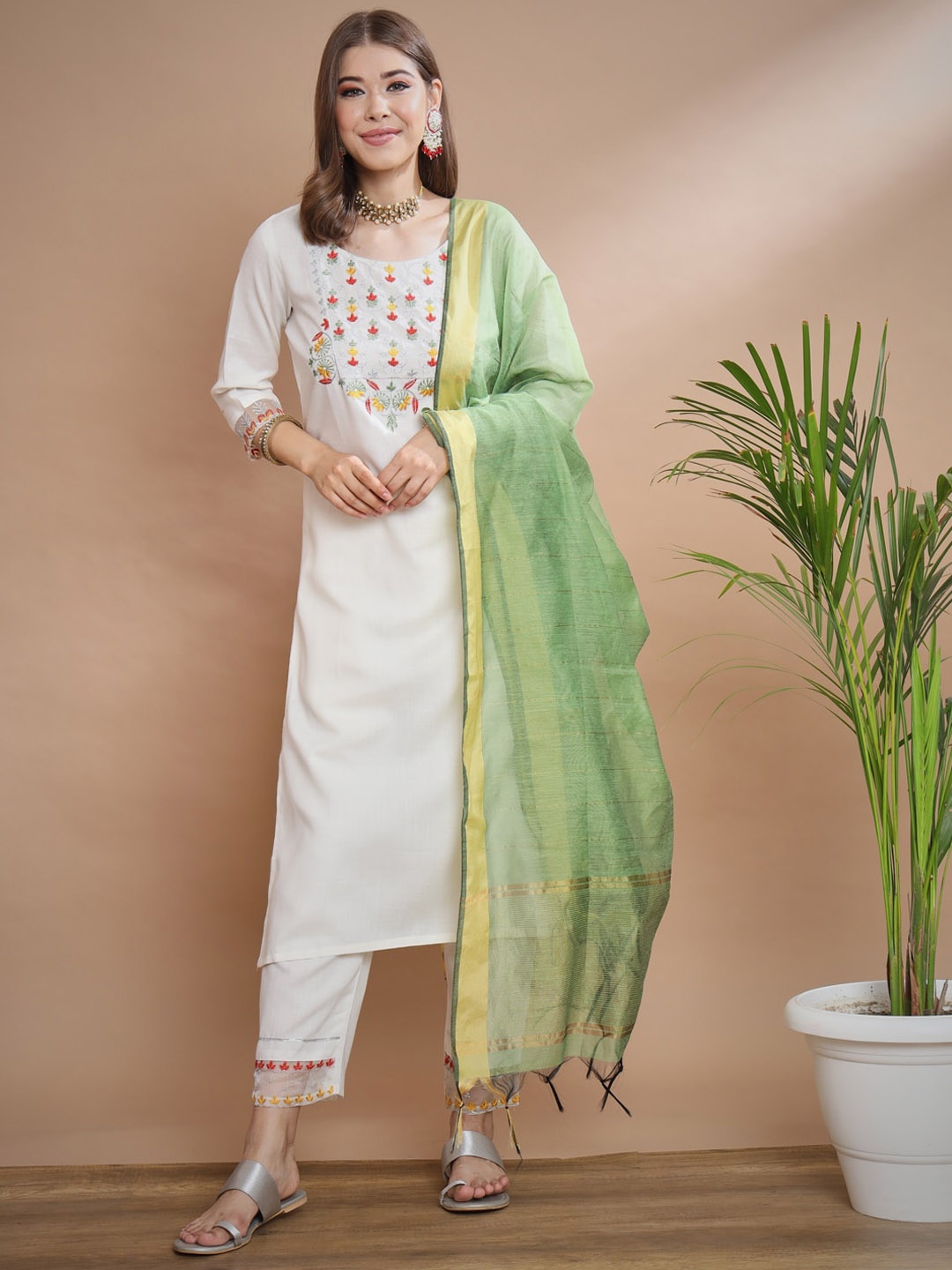 

VredeVogel Women Floral Embroidered Regular Thread Work Kurta with Trousers & With Dupatta, White