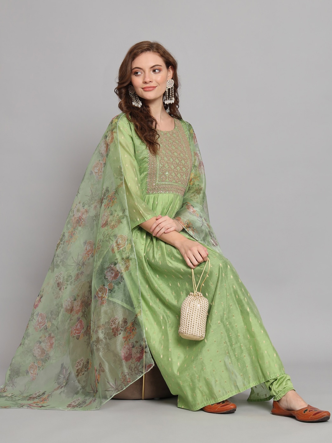

VredeVogel Women Embroidered Regular Thread Work Chanderi Silk Kurta With Dupatta, Green