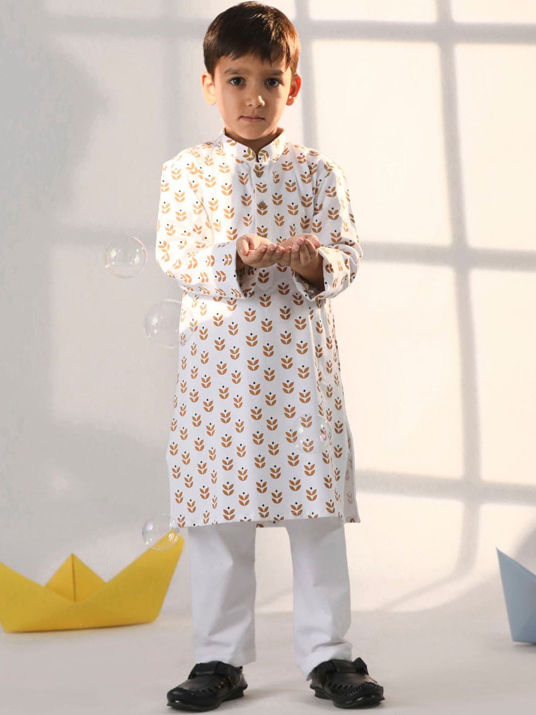 

VASTRAMAY Boys Ethnic Motifs Printed Regular Kurta with Pyjamas, White
