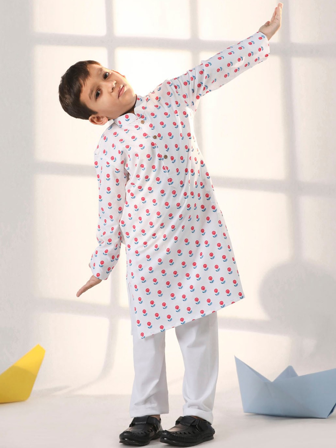 

VASTRAMAY Boys Floral Printed Regular Kurta with Pyjamas, White