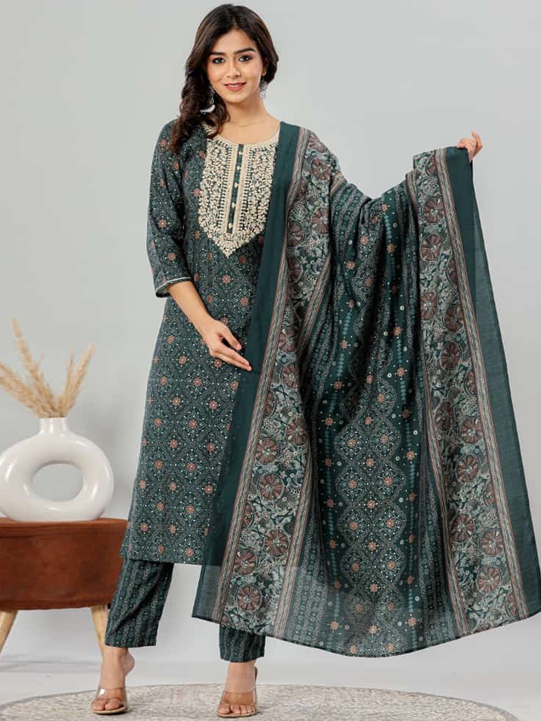 

AAYUMI Women Floral Printed Regular Thread Work Pure Cotton Kurta with Pyjamas & With Dupatta, Green