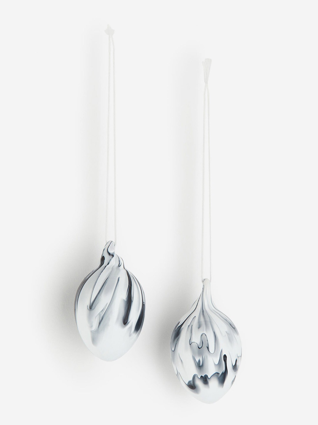 

H&M Grey 2-Pack Patterned Decorations