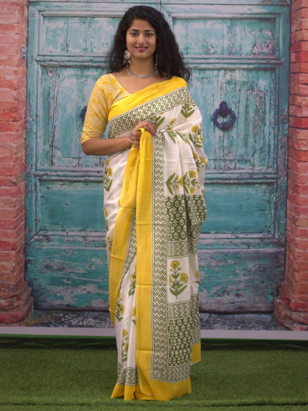 

GK FASHION Floral Printed Pure Cotton Saree, Yellow