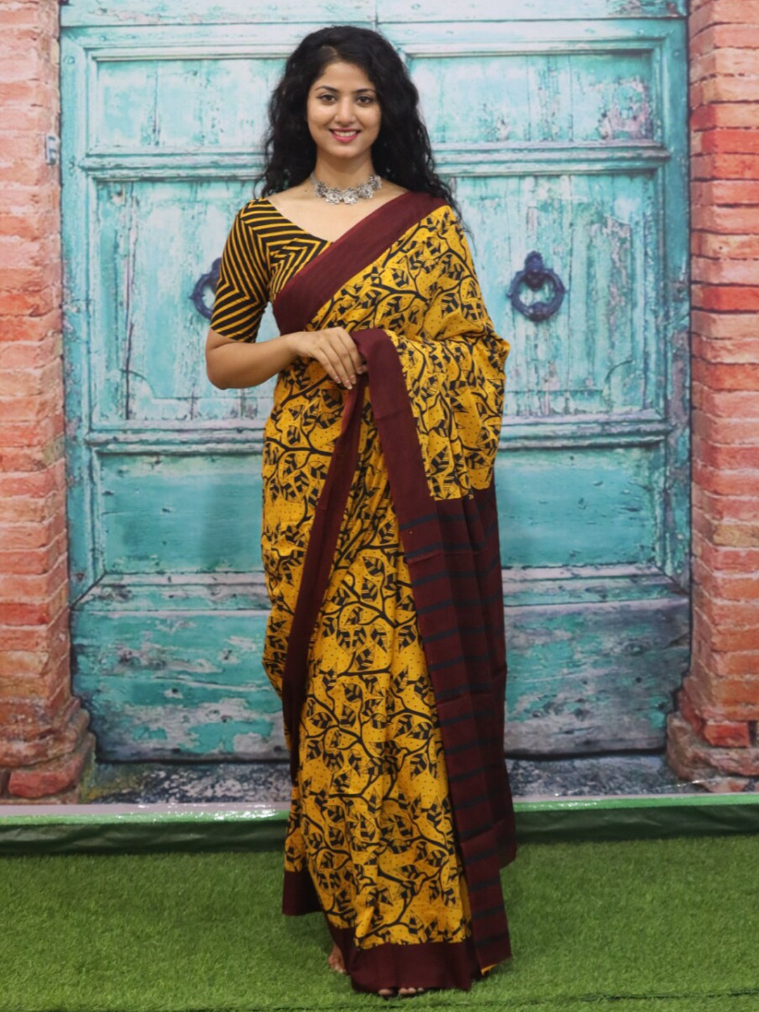 

GK FASHION Floral Printed Pure Cotton Saree, Yellow