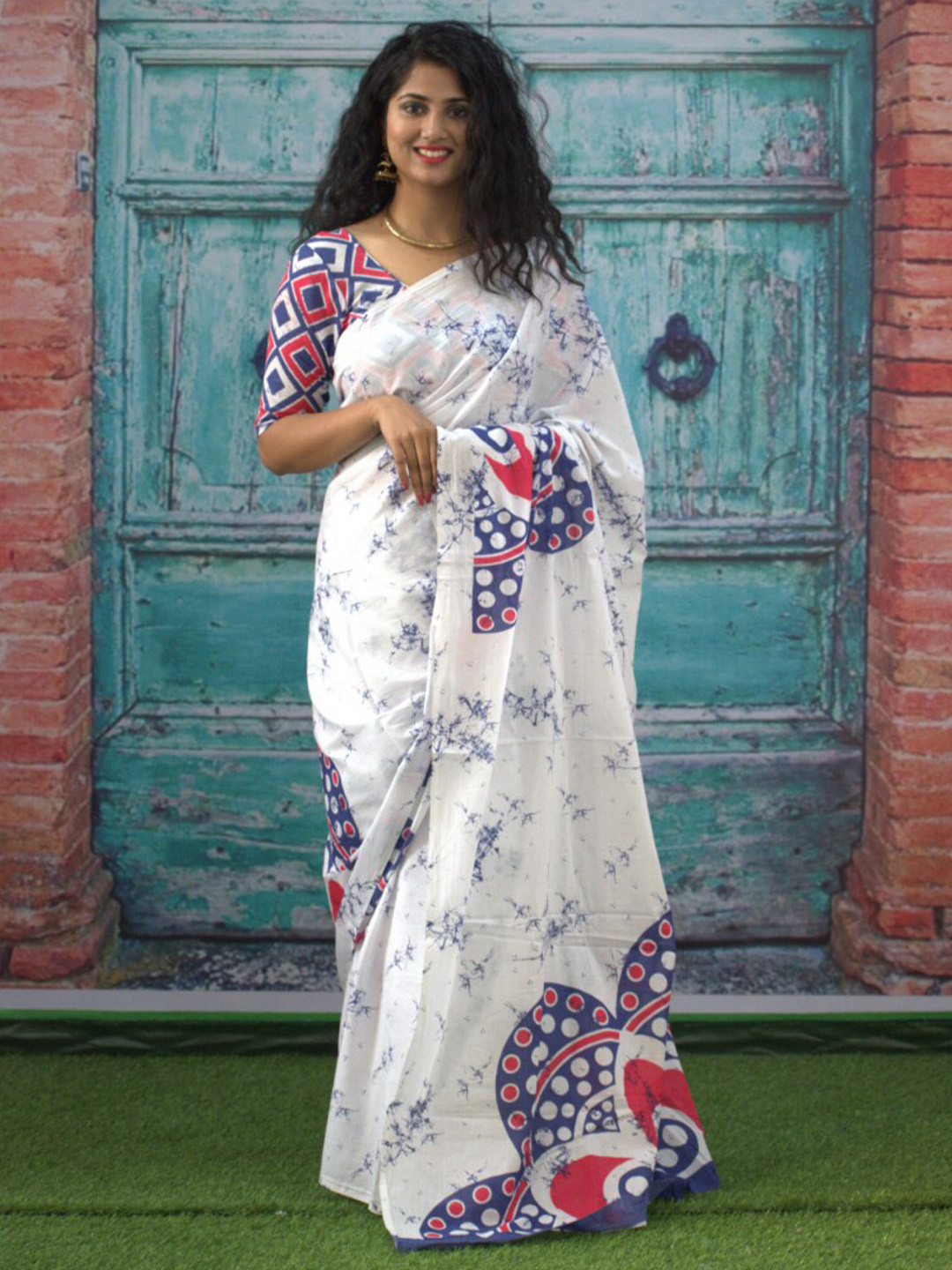 

GK FASHION Abstract Printed Pure Cotton Saree, White