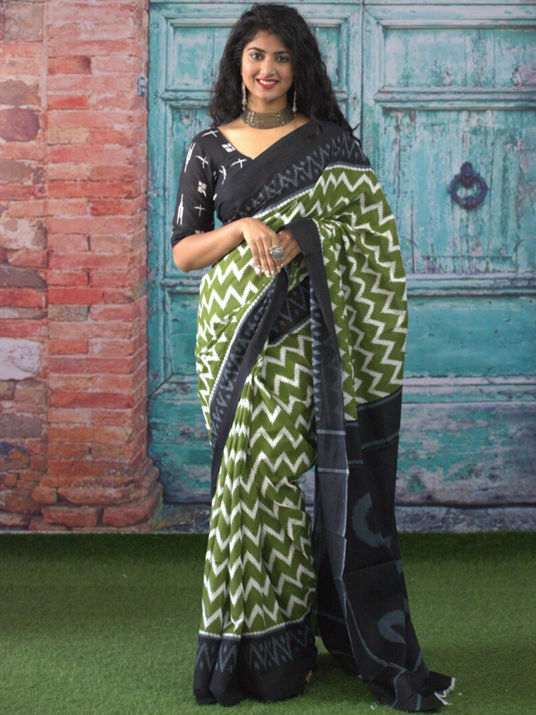 

GK FASHION Geometric Printed Pure Cotton Saree, Green