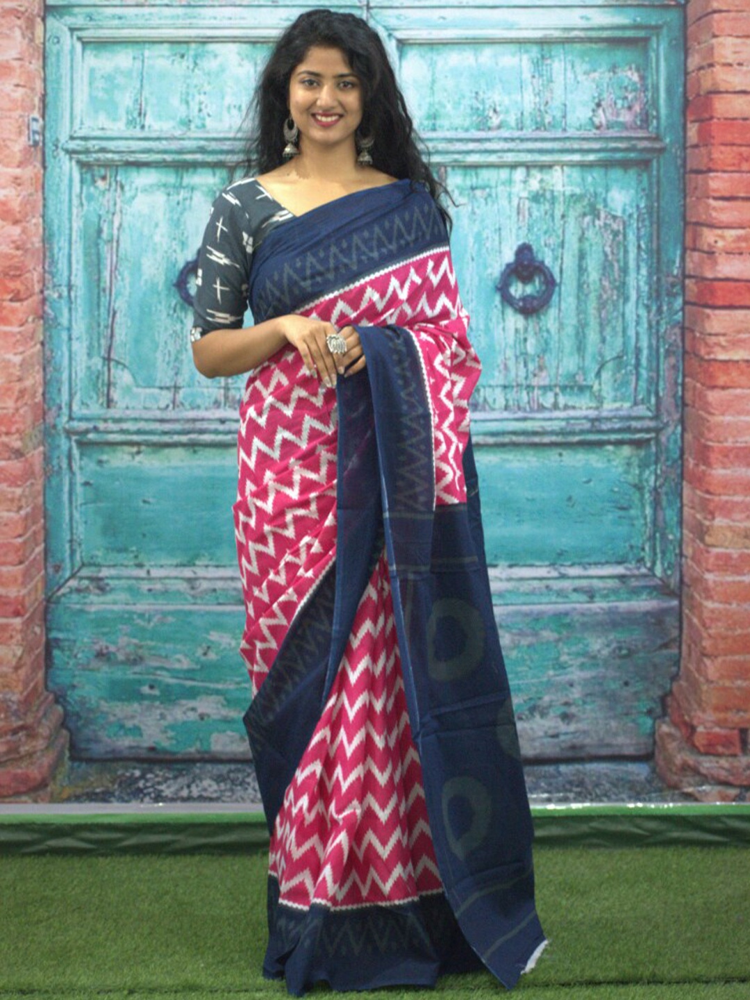 

GK FASHION Geometric Printed Pure Cotton Saree, Pink